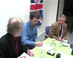 Brian Hambidge z Královského národního institutu pro nevidomé, Jan Vrbata tlumočící a Phil Bacon.