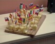 Holandské sýry, které paní Terezie ozdobila vlaječkami evropských zemí.