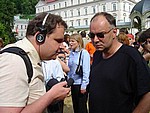 Reportér zvukového časopisu Naše šance Jiří Mayer natáčí rozhovor s producentem Onřejem Trojanem